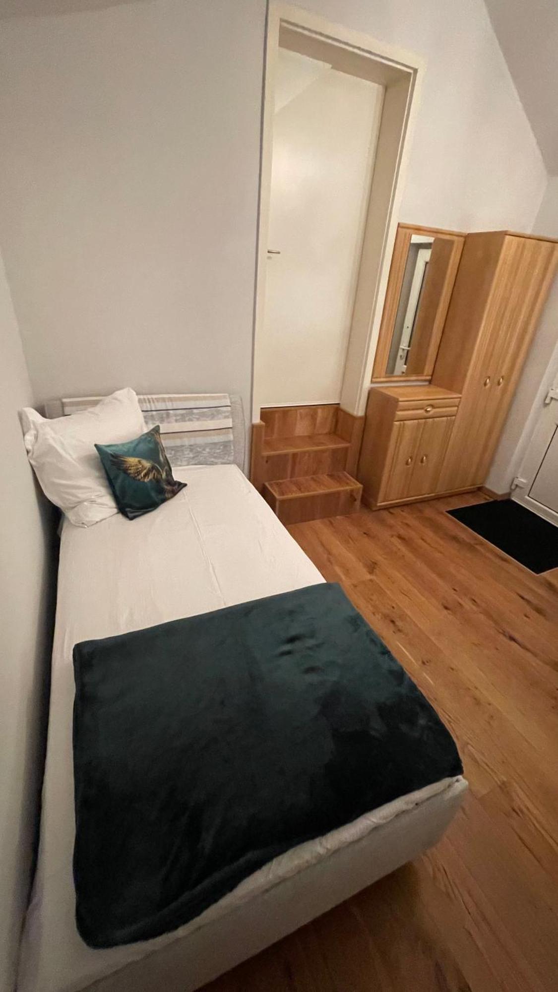 Apartment Lovely Monte Close To Cologne With Three Bedrooms And One Bathroom