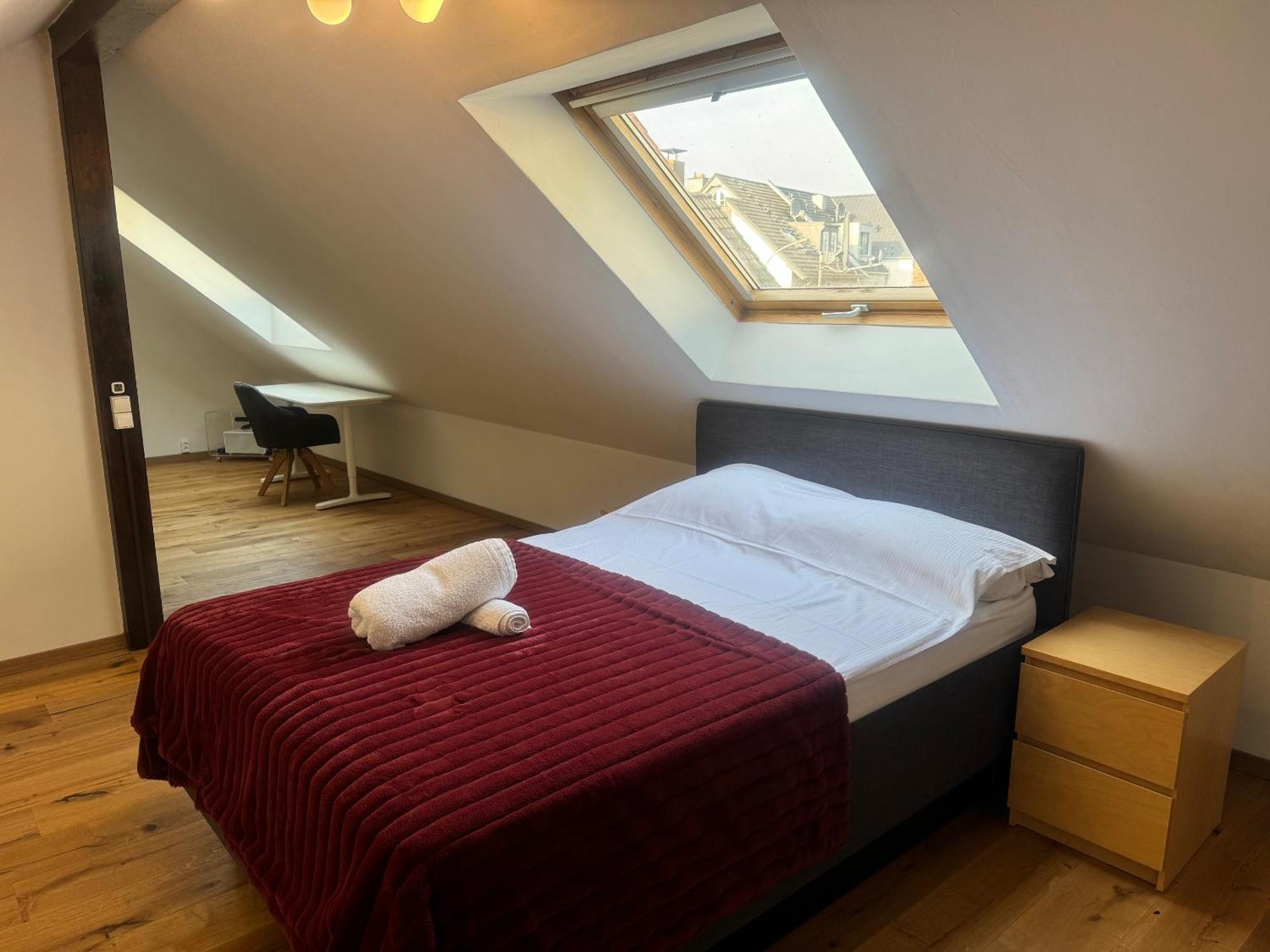 Lovely Monte Close To Cologne With Three Bedrooms And One Bathroom Apartment *