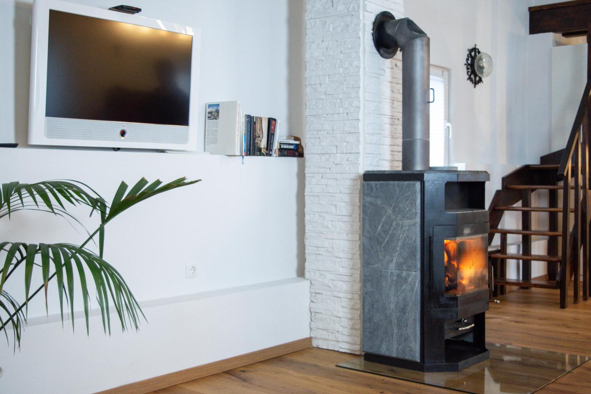 Lovely Monte Close To Cologne With Three Bedrooms And One Bathroom Apartment