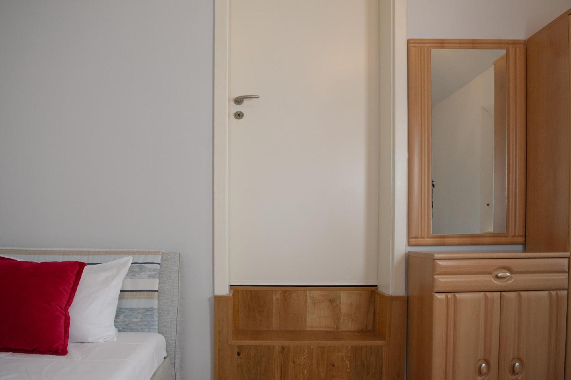 Lovely Monte Close To Cologne With Three Bedrooms And One Bathroom Apartment