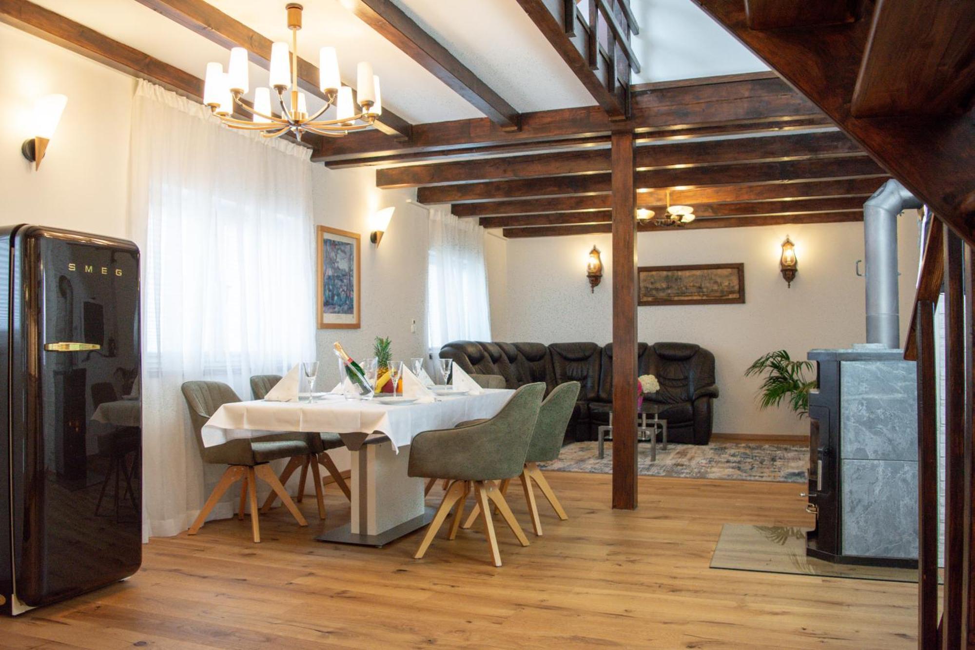 Lovely Monte Close To Cologne With Three Bedrooms And One Bathroom Apartment
