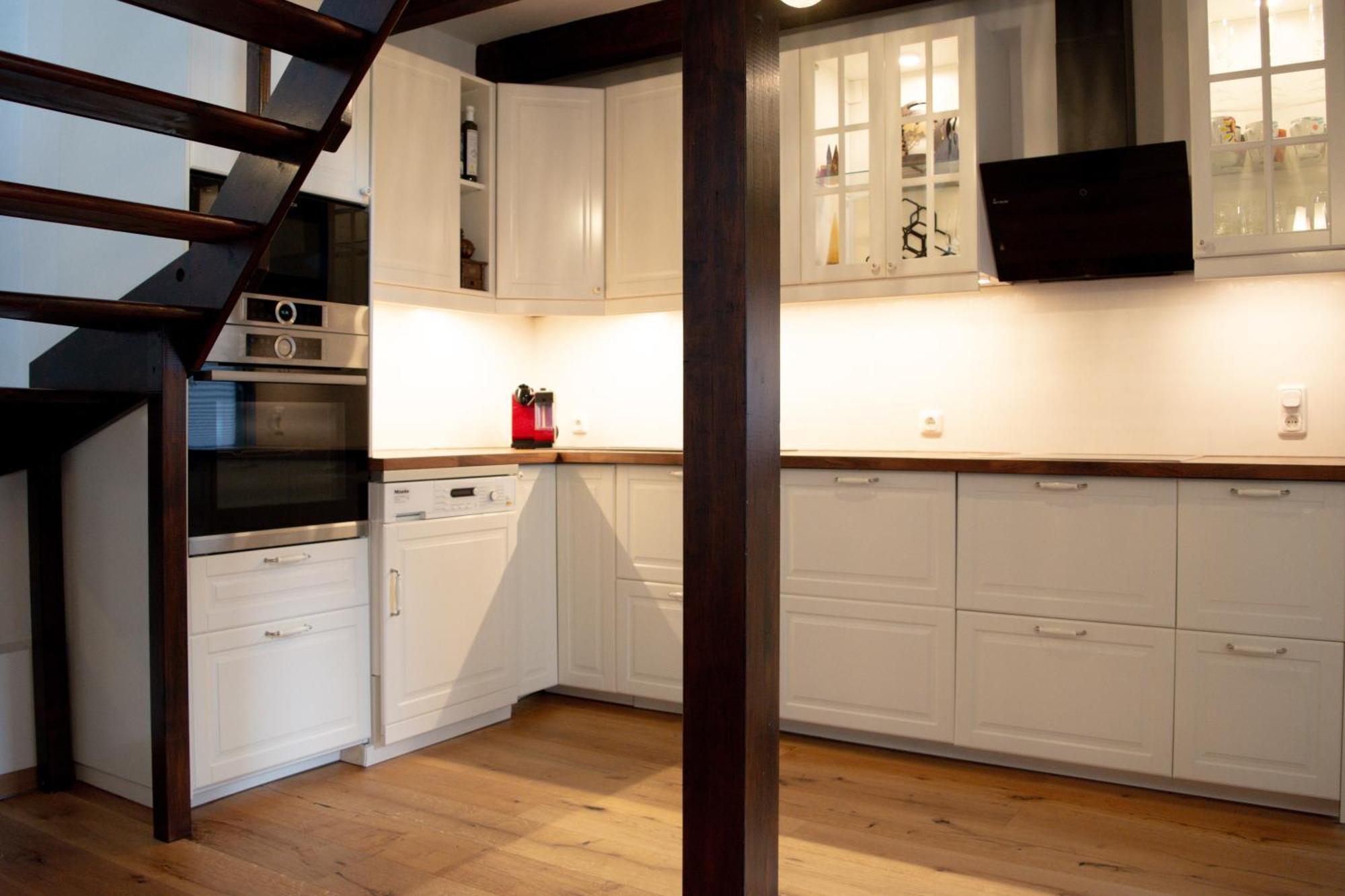 Lovely Monte Close To Cologne With Three Bedrooms And One Bathroom Apartment *